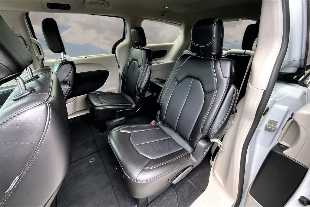 Used 2024 Chrysler Pacifica Touring-L FWD image 22