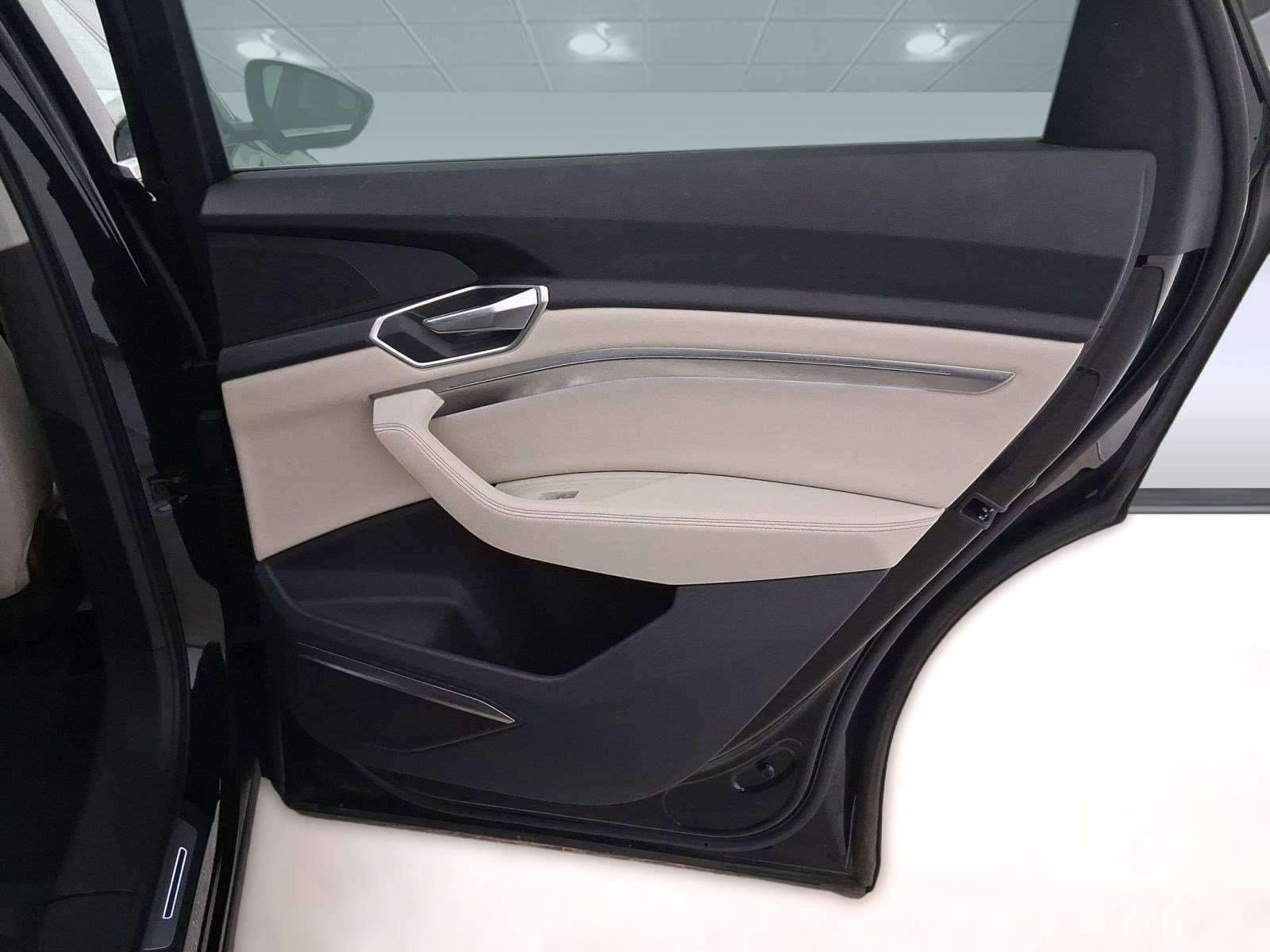 Used 2022 Audi e-tron Premium Plus image 33