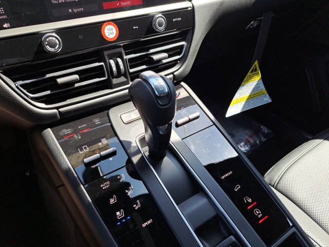 Used 2025 Porsche Macan AWD/4WD image 34