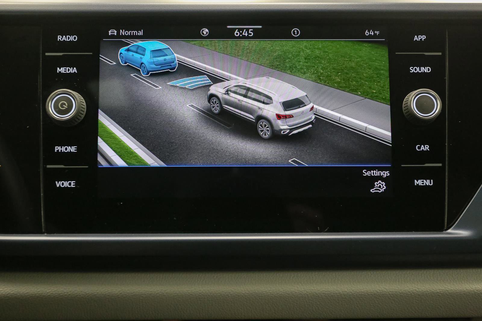 Certified 2022 Volkswagen Taos SE w/ Panoramic Sunroof Package AWD/4WD image 32