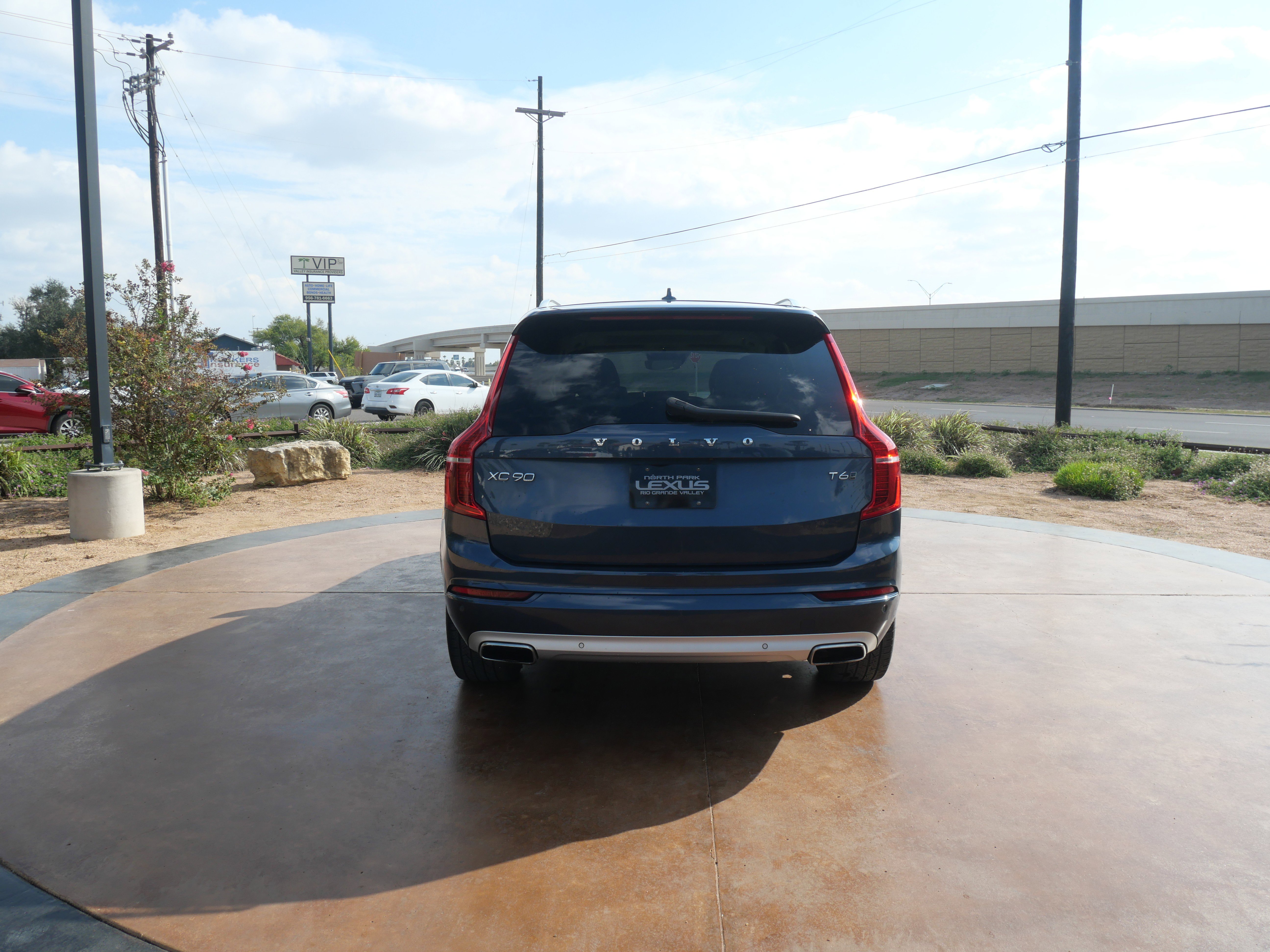 Used 2021 Volvo XC90 T6 Momentum image 3
