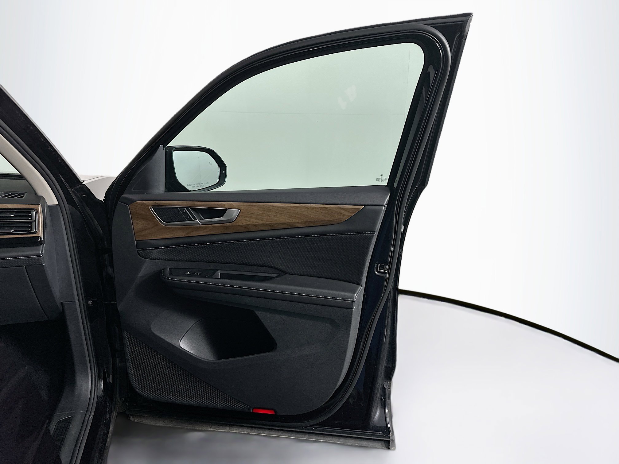 Used 2025 Volkswagen Atlas SE image 34