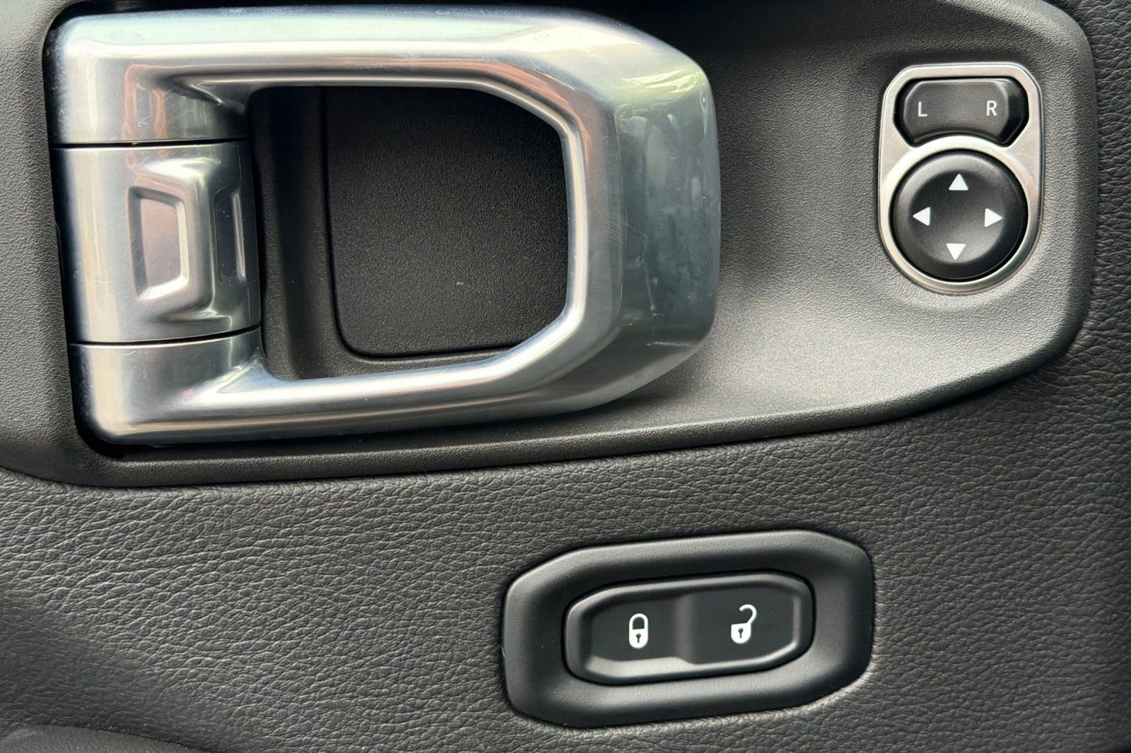 Used 2024 Jeep Wrangler Sahara image 14