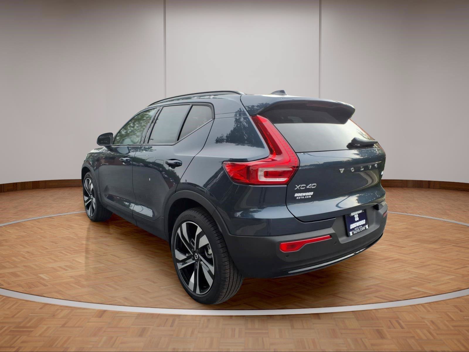 New 2026 Volvo XC40 B5 Plus w/ Climate Package AWD/4WD image 4