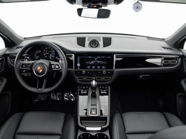 Certified 2025 Porsche Macan image 23