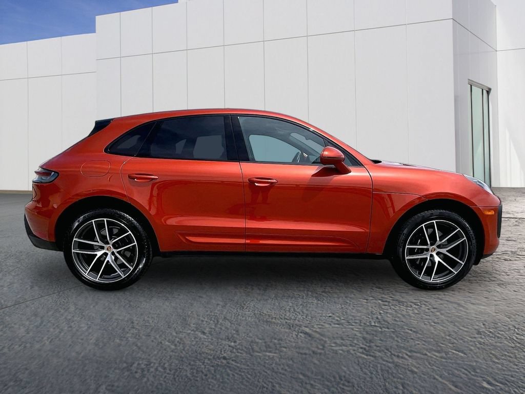 Certified 2025 Porsche Macan AWD/4WD image 8