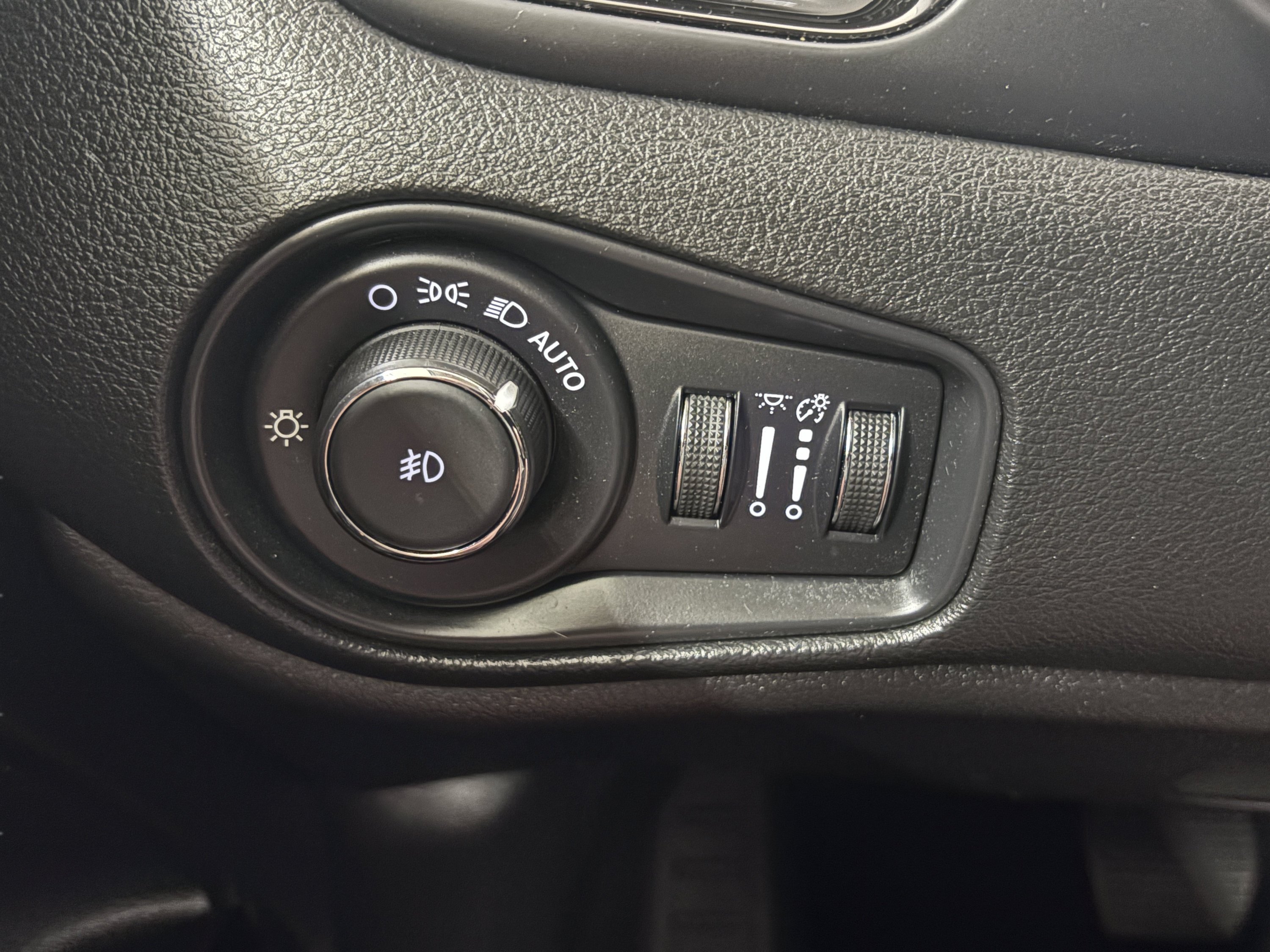 Used 2019 Jeep Renegade Altitude w/ Quick Order Package 2XM AWD/4WD image 18
