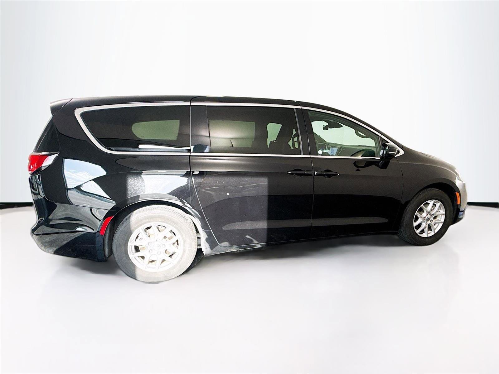 Used 2025 Chrysler Pacifica Select image 34