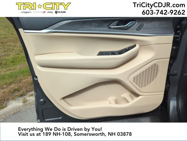 New 2025 Jeep Grand Cherokee Limited w/ Luxury Tech Group II image 16