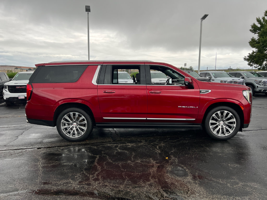 Used 2022 GMC Yukon XL Denali w/ Denali Ultimate Package AWD/4WD image 5