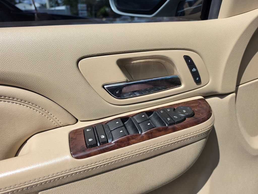 Used 2011 Cadillac Escalade ESV Premium RWD image 21