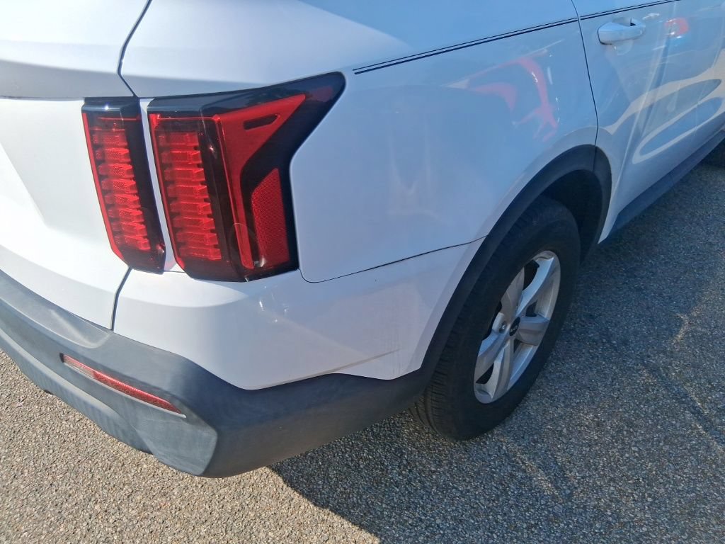 Certified 2023 Kia Sorento LX FWD image 15
