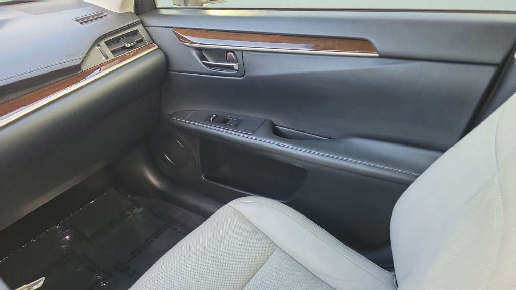 Used 2015 Lexus ES 350 w/ Luxury Package FWD image 13