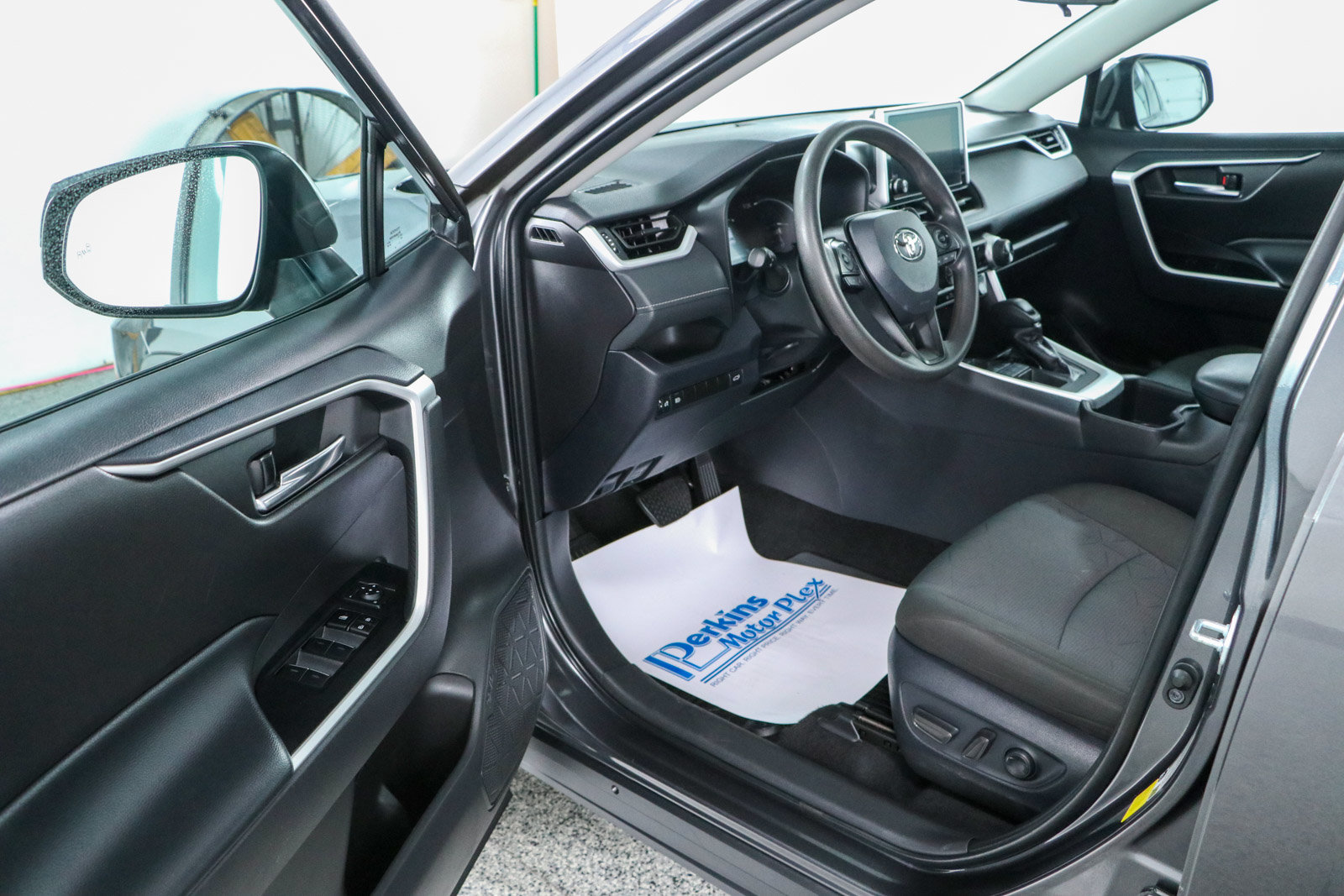 Used 2024 Toyota RAV4 XLE FWD image 3
