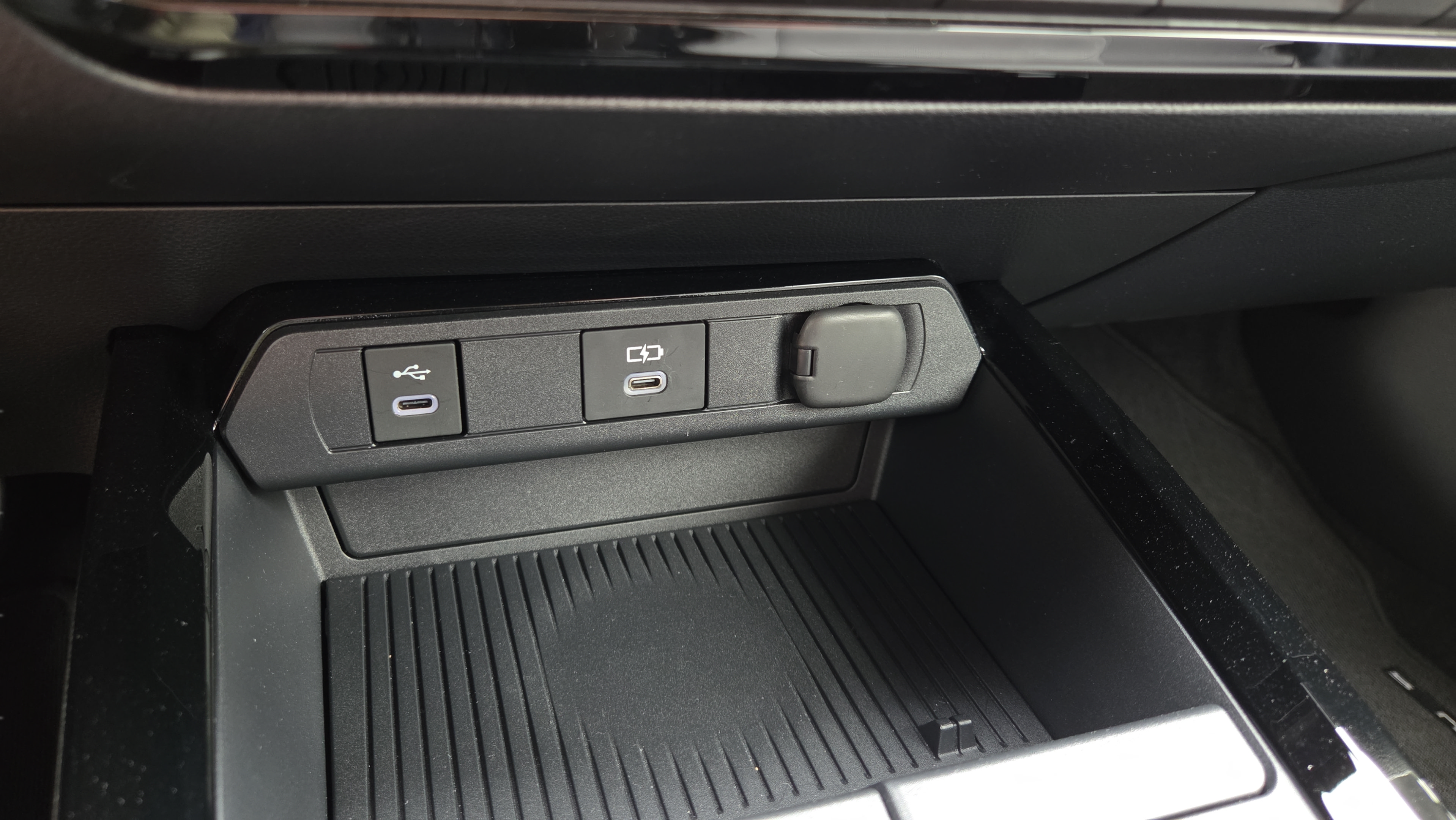 Certified 2025 Toyota Prius LE FWD image 23
