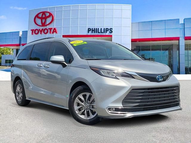 Used 2022 Toyota Sienna XLE FWD image 1