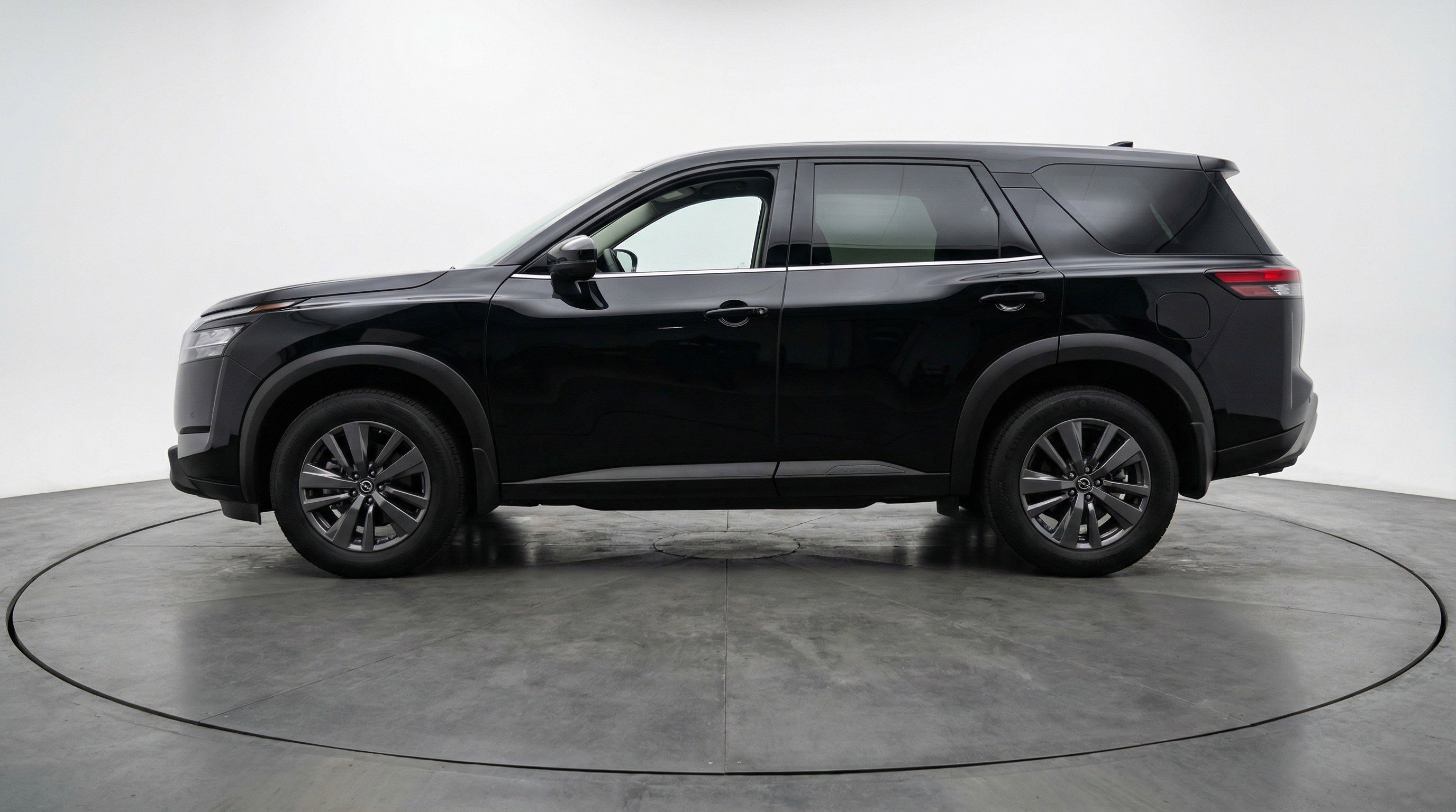 Used 2025 Nissan Pathfinder SV image 5