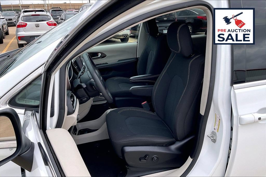 Used 2023 Chrysler Voyager LX FWD image 24