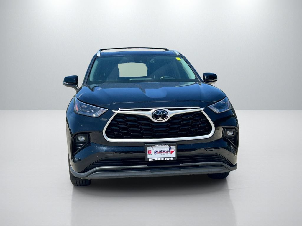 Used 2023 Toyota Highlander XLE FWD image 2
