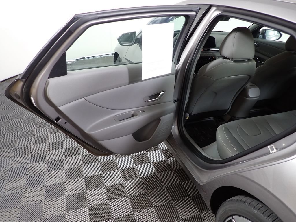 Used 2023 Hyundai Elantra SEL w/ Convenience Package FWD image 31