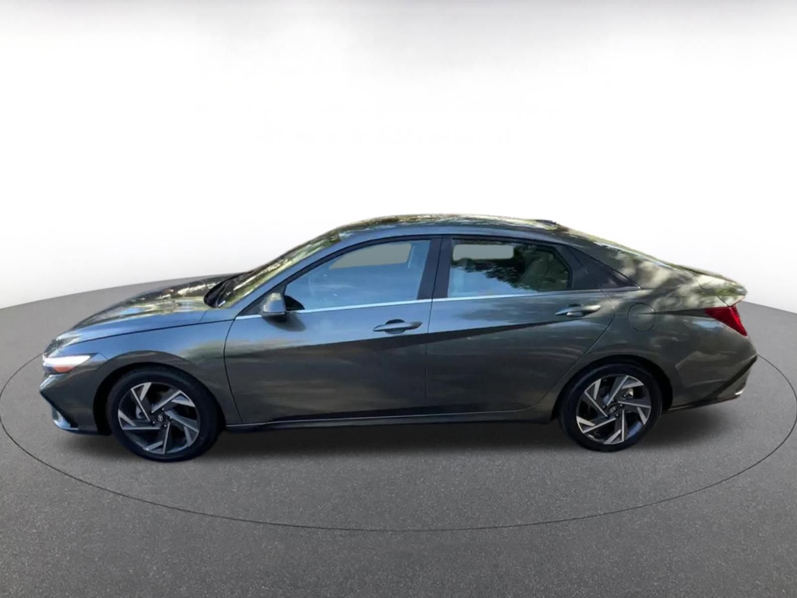 Used 2025 Hyundai Elantra Limited image 9