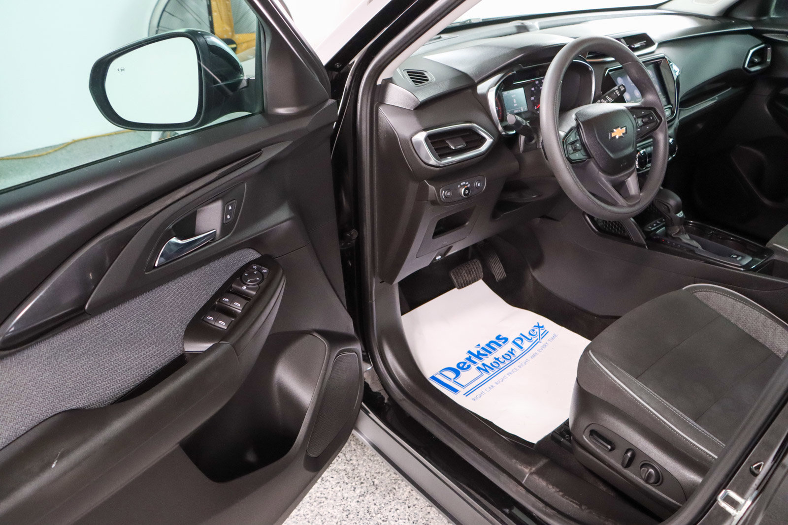 Used 2021 Chevrolet TrailBlazer LT w/ Convenience Package image 3