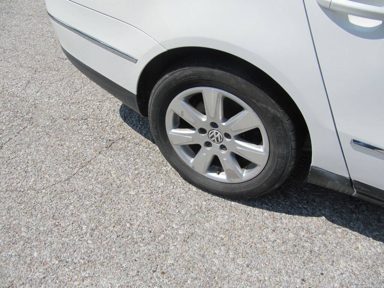 Used 2006 Volkswagen Passat Value Edition FWD image 12