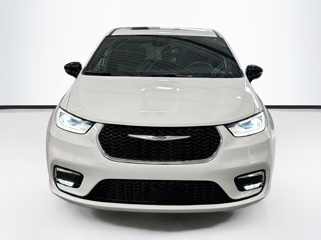 Used 2026 Chrysler Pacifica Limited FWD image 2