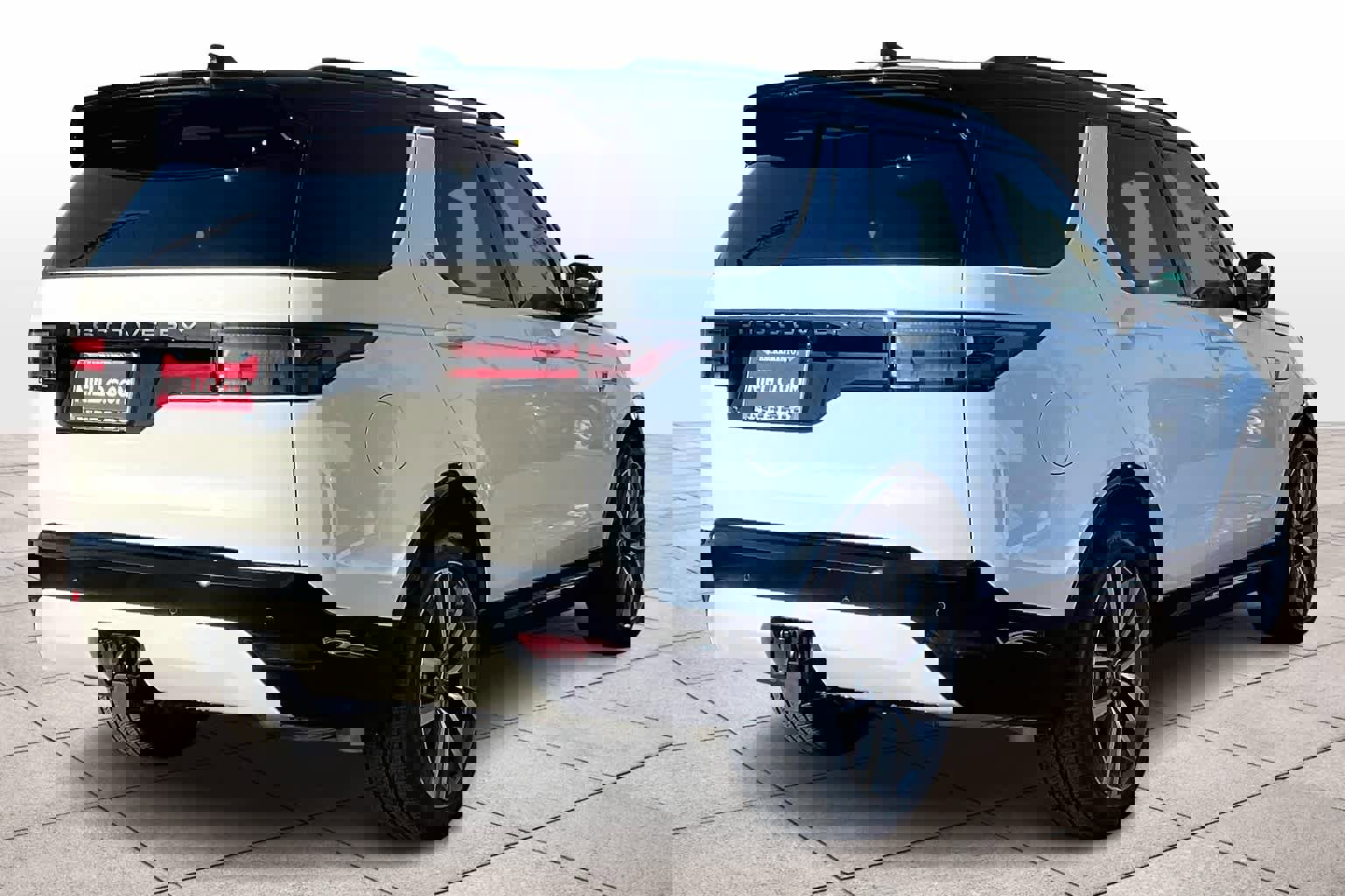 New 2025 Land Rover Discovery Dynamic SE image 4