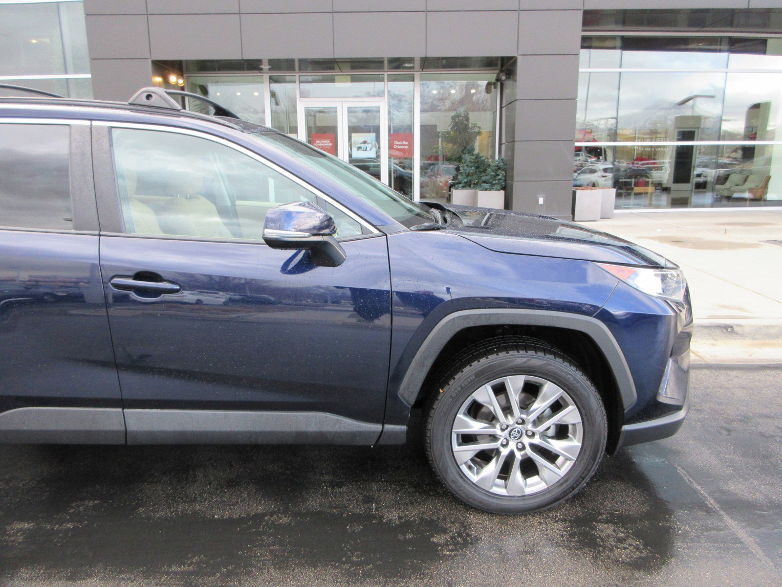 Used 2021 Toyota RAV4 XLE Premium image 13