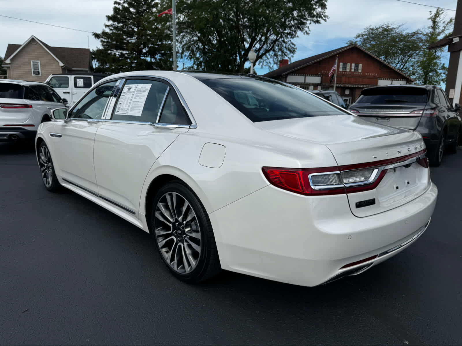 Used 2017 Lincoln Continental Select w/ Climate Package AWD/4WD image 5