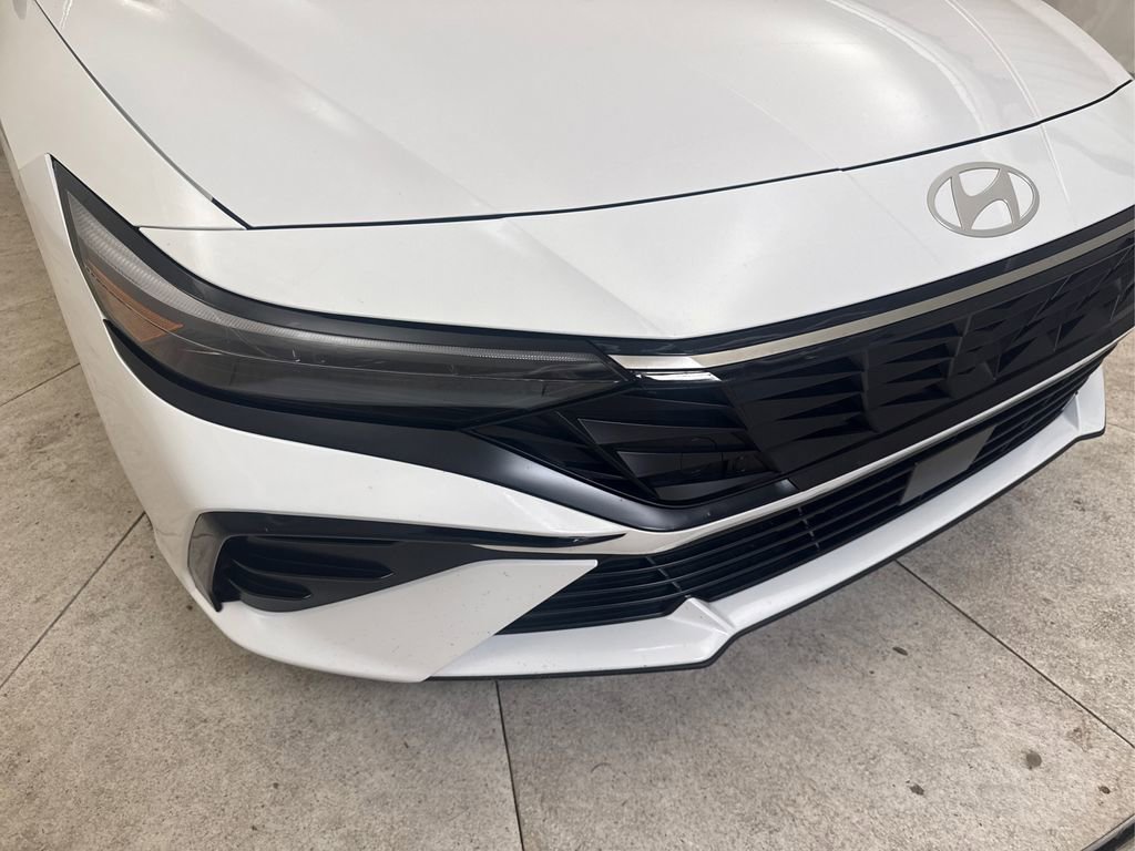 Used 2025 Hyundai Elantra Limited FWD image 11