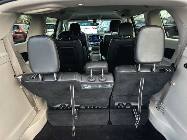 Used 2017 Chrysler Pacifica Touring-L image 21