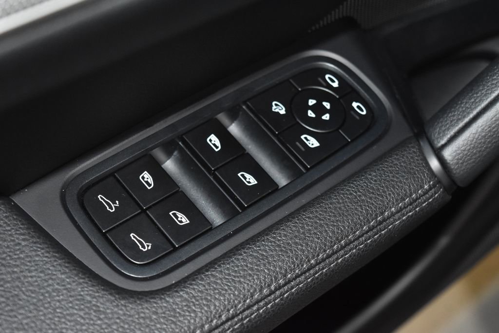 Certified 2025 Porsche Cayenne image 9