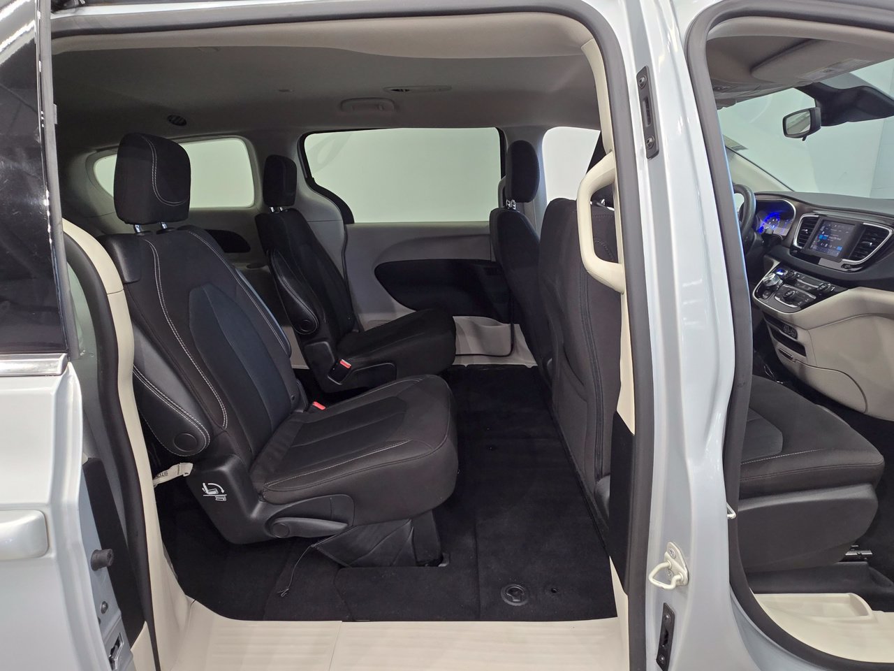Used 2023 Chrysler Voyager LX FWD image 9