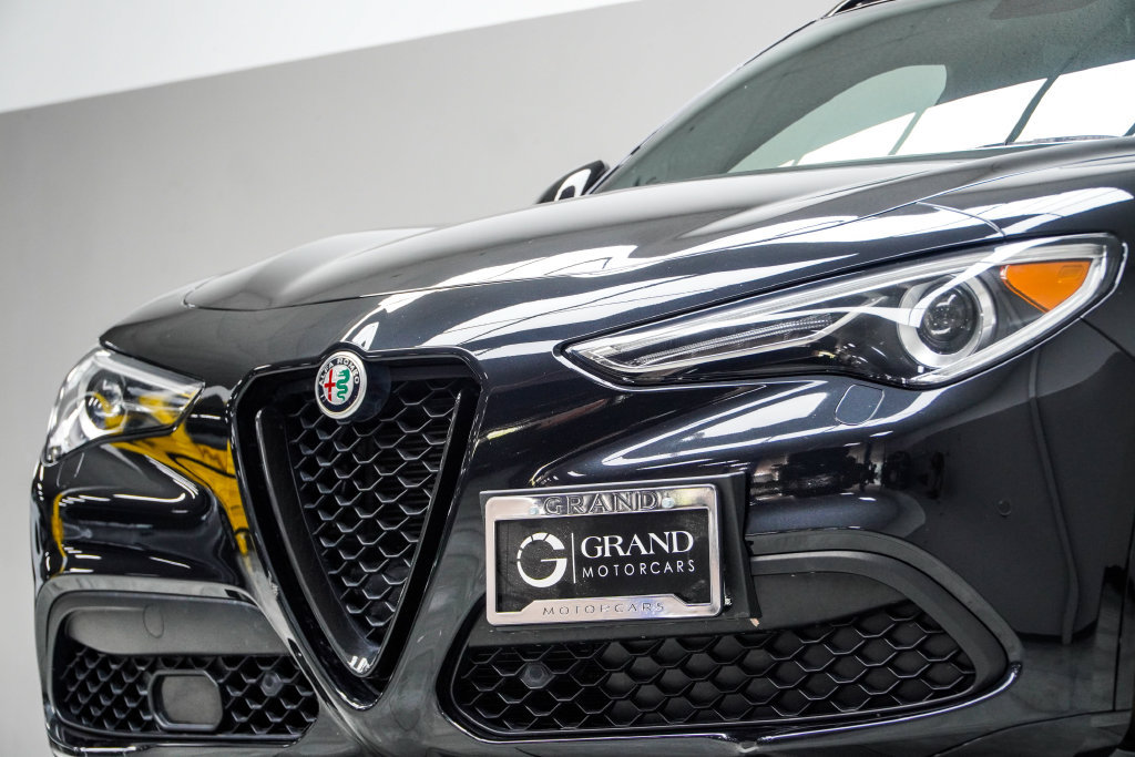 Used 2023 Alfa Romeo Stelvio Veloce AWD/4WD image 2