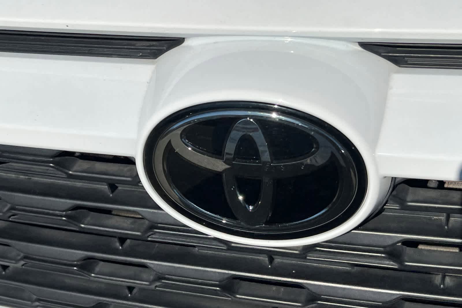 Used 2022 Toyota RAV4 XLE AWD/4WD image 13
