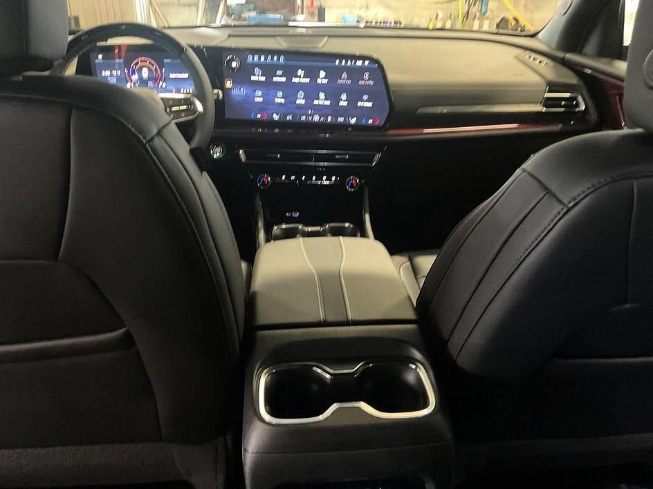 New 2026 Chevrolet Traverse Z71 w/ Enhanced Driving Package AWD/4WD image 3