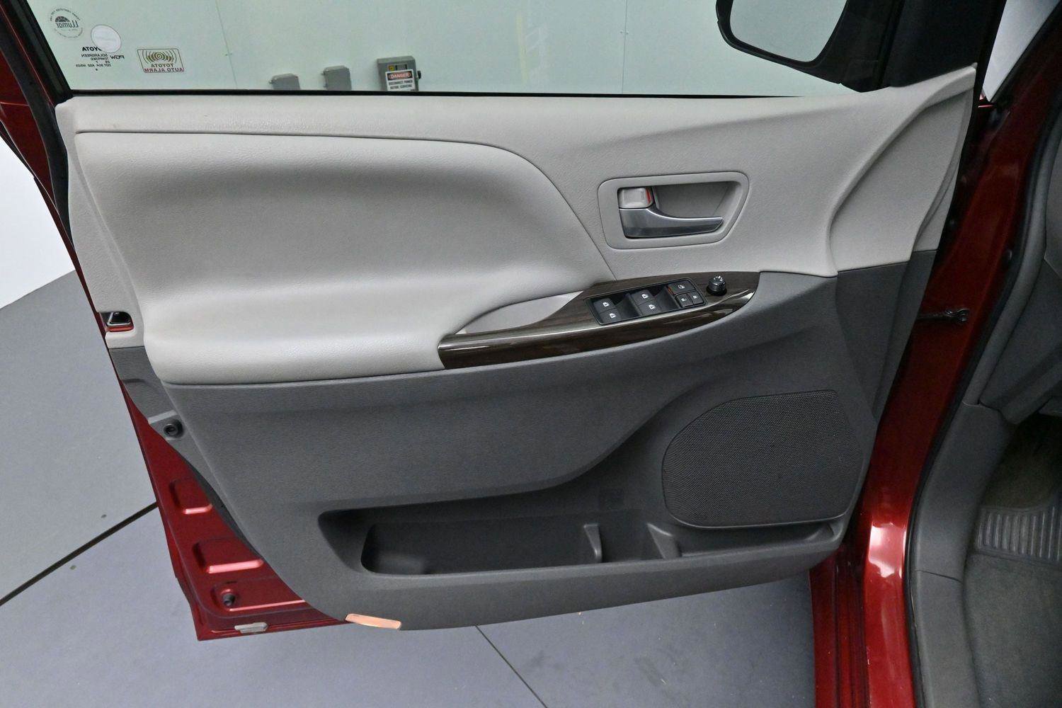 Used 2017 Toyota Sienna XLE w/ XLE Navigation Package FWD image 13