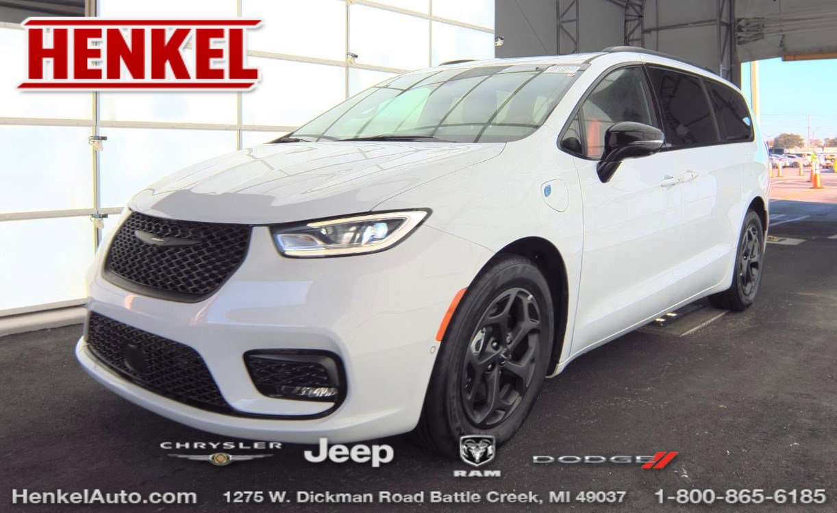 Used 2024 Chrysler Pacifica Premium