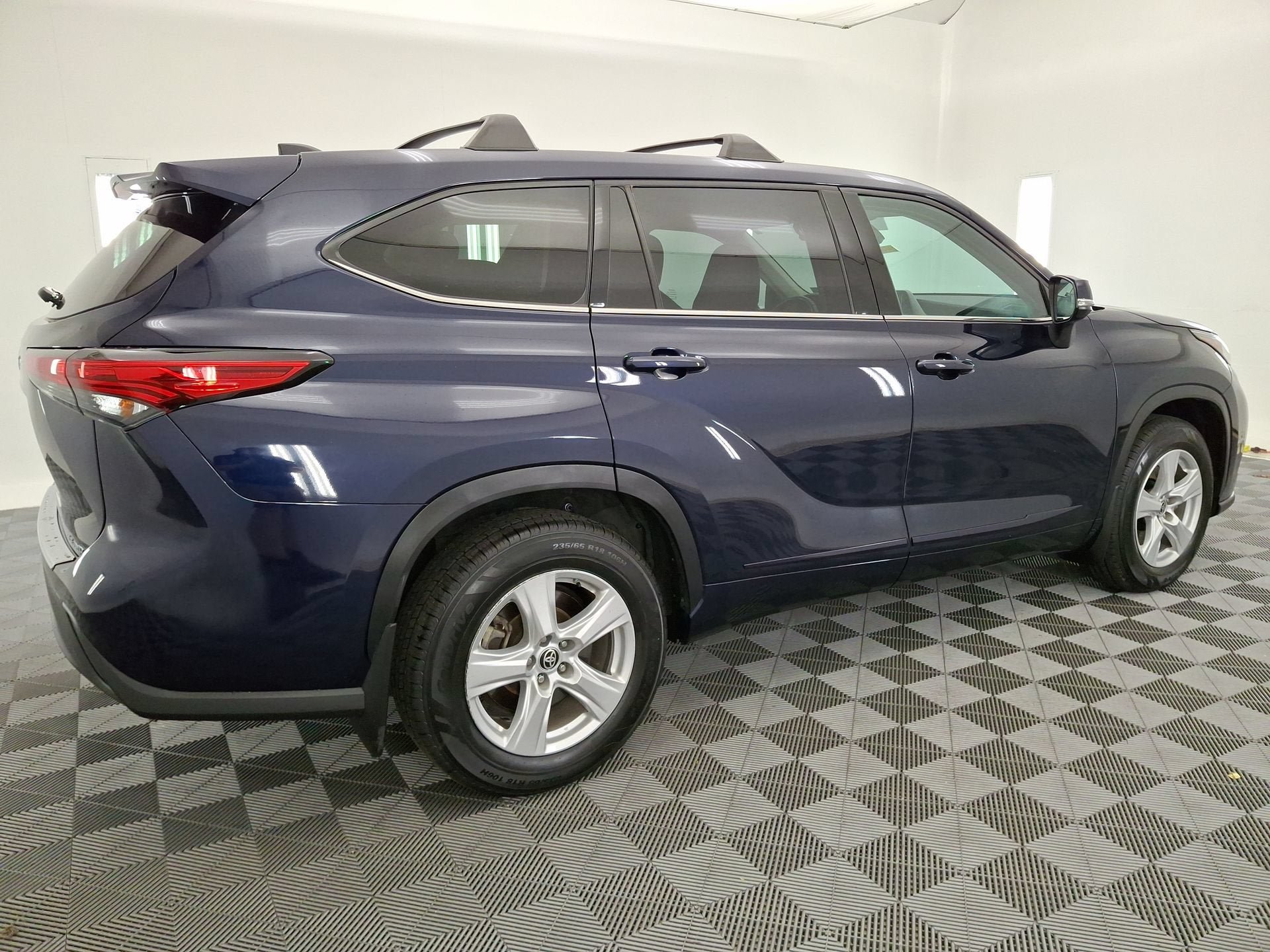Used 2022 Toyota Highlander LE AWD/4WD image 25