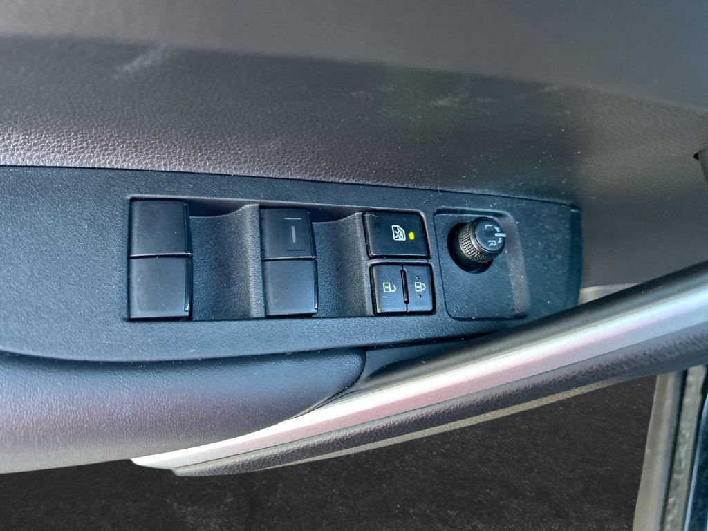 Used 2025 Toyota Corolla Cross LE FWD image 12