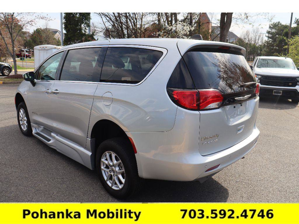 Used 2023 Chrysler Voyager LX image 7