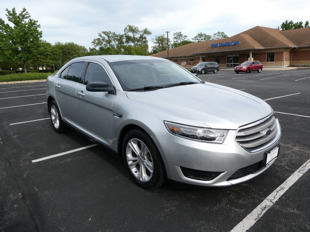 Used 2017 Ford Taurus SE FWD image 3