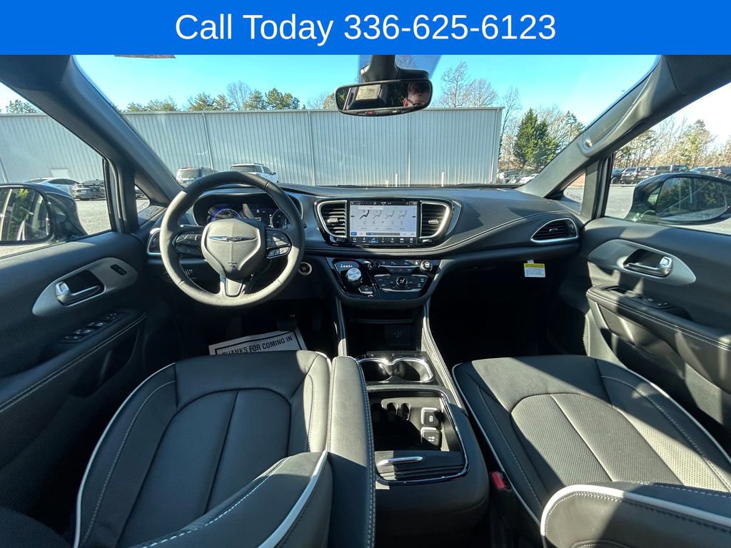 New 2026 Chrysler Pacifica Limited w/ S Appearance Package FWD image 16