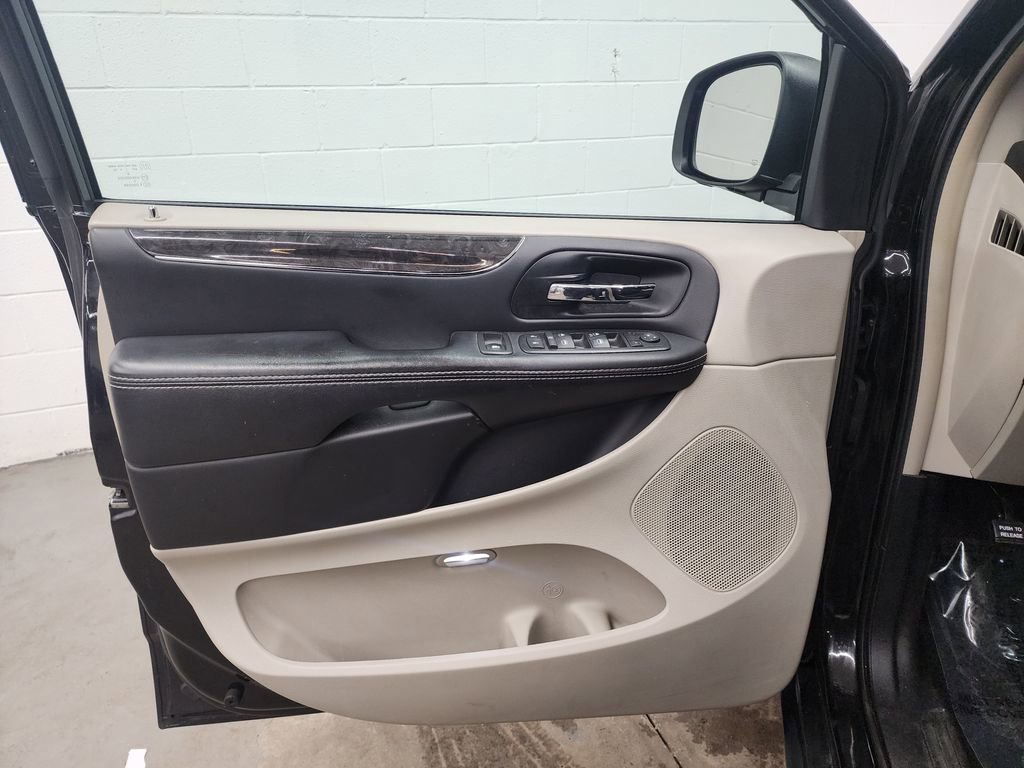 Used 2014 Chrysler Town & Country Touring image 9