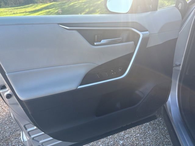 Used 2019 Toyota RAV4 XLE Premium image 16