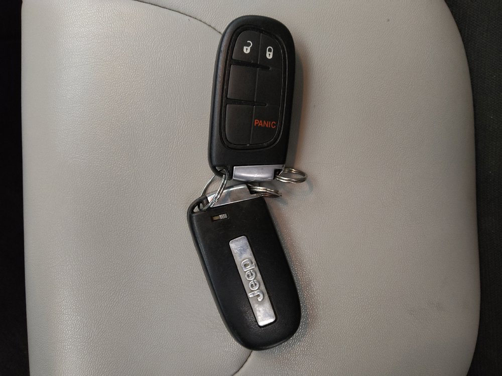 Used 2020 Jeep Cherokee Latitude Plus FWD image 32