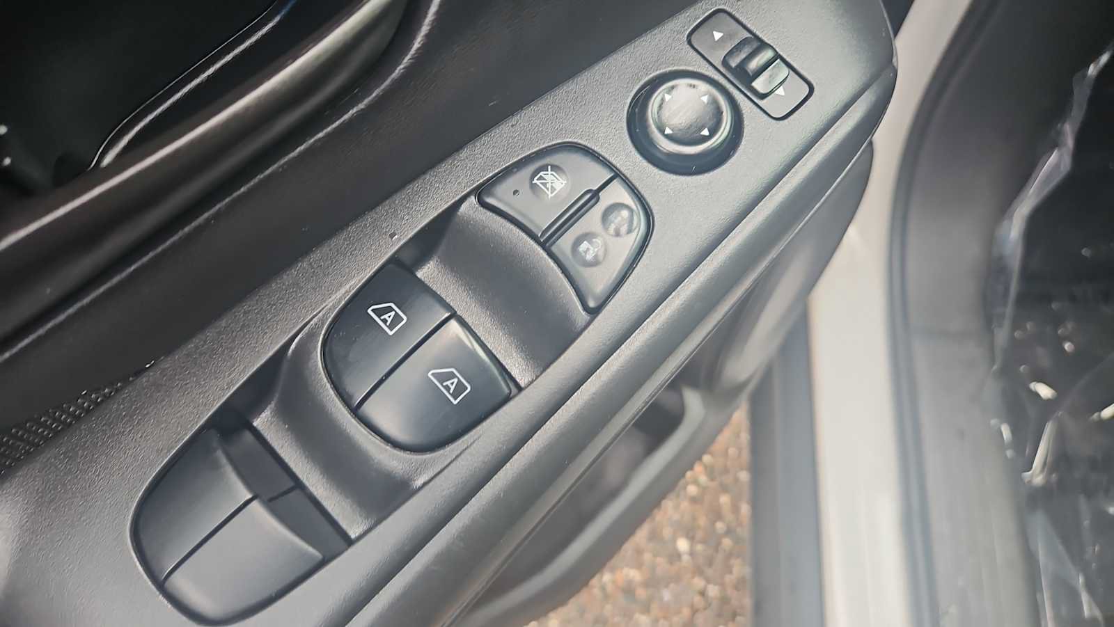 Used 2023 Nissan Kicks S FWD image 15