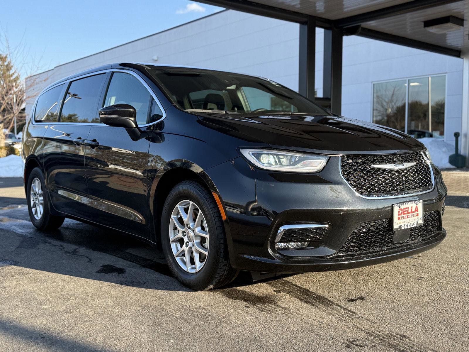 Used 2023 Chrysler Pacifica Touring image 3